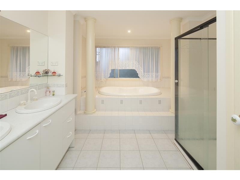 18 Barnsley Drive, Endeavour Hills VIC 3802