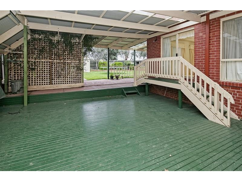 18 Barnsley Drive, Endeavour Hills VIC 3802