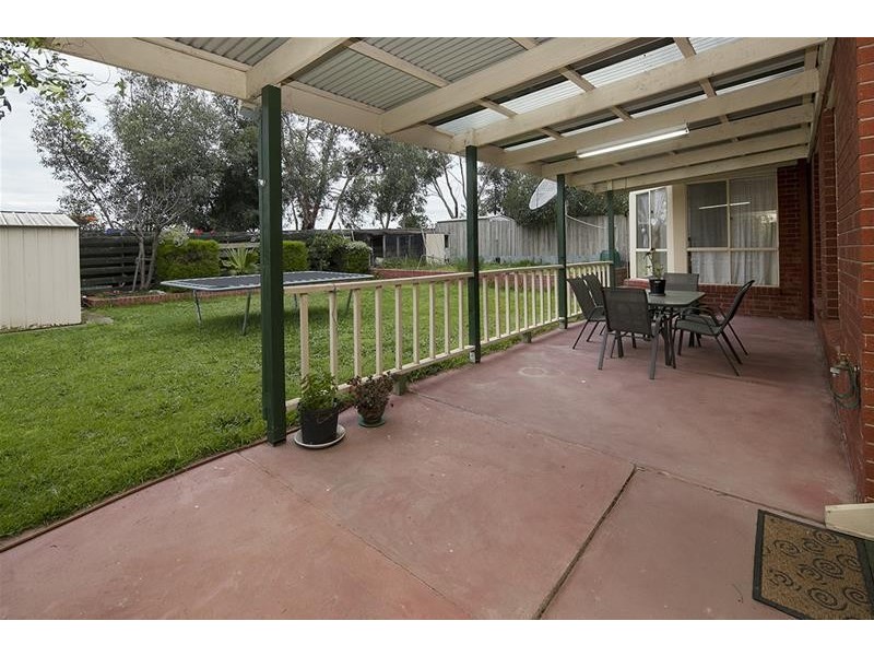 18 Barnsley Drive, Endeavour Hills VIC 3802