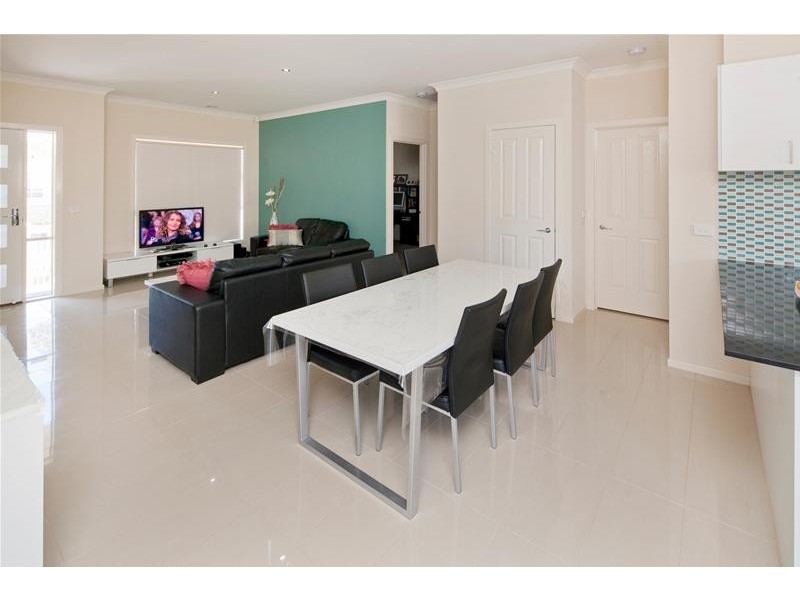 2/13 Cook Court, Dandenong North VIC 3175