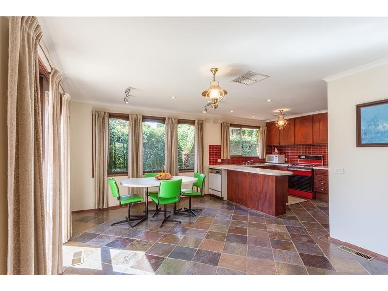 48 Chalcot Drive, Endeavour Hills VIC 3802