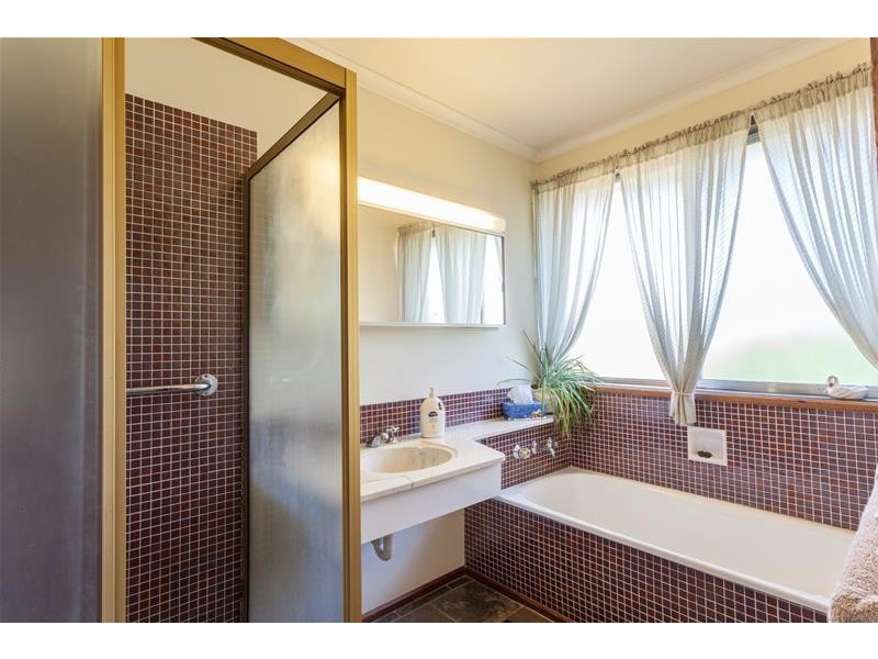 48 Chalcot Drive, Endeavour Hills VIC 3802