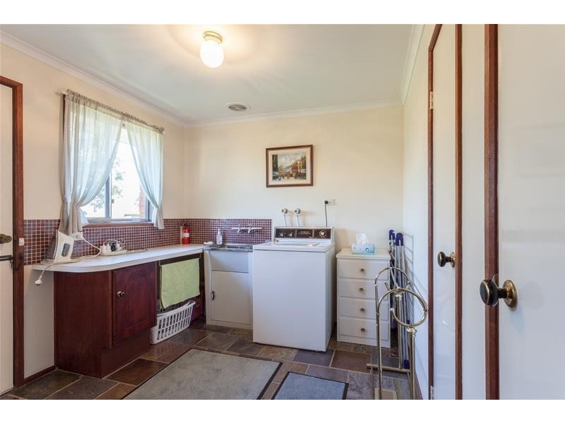 48 Chalcot Drive, Endeavour Hills VIC 3802