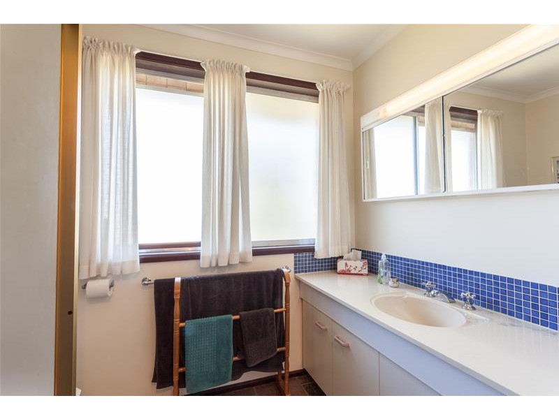 48 Chalcot Drive, Endeavour Hills VIC 3802