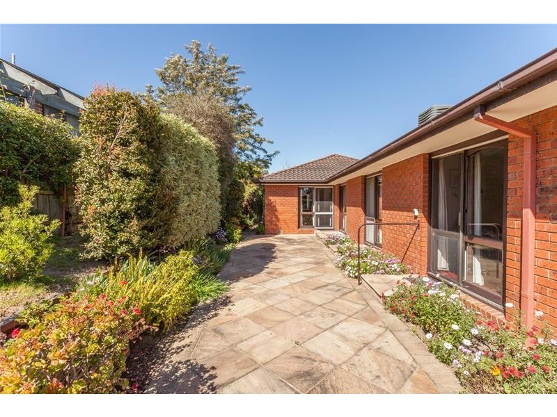 48 Chalcot Drive, Endeavour Hills VIC 3802