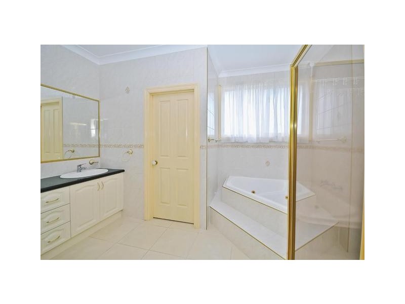 20 Albany Drive, Mulgrave VIC 3170