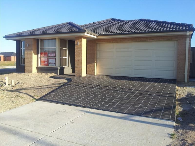 716 Warbler Street, Pakenham VIC 3810