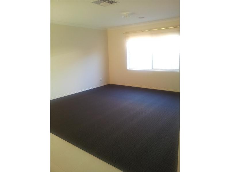 716 Warbler Street, Pakenham VIC 3810