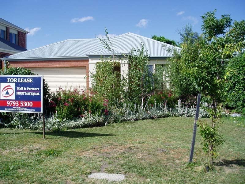 11 Wilona Way, Berwick VIC 3806