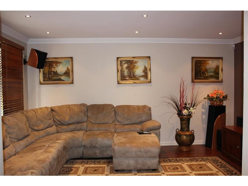 16 Huxley Crescent, Endeavour Hills VIC 3802