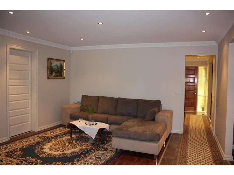 16 Huxley Crescent, Endeavour Hills VIC 3802