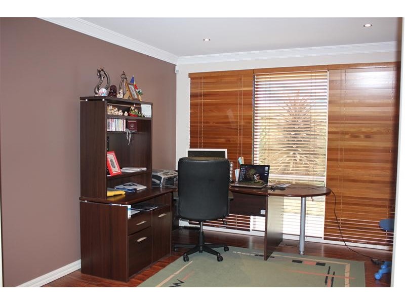 16 Huxley Crescent, Endeavour Hills VIC 3802