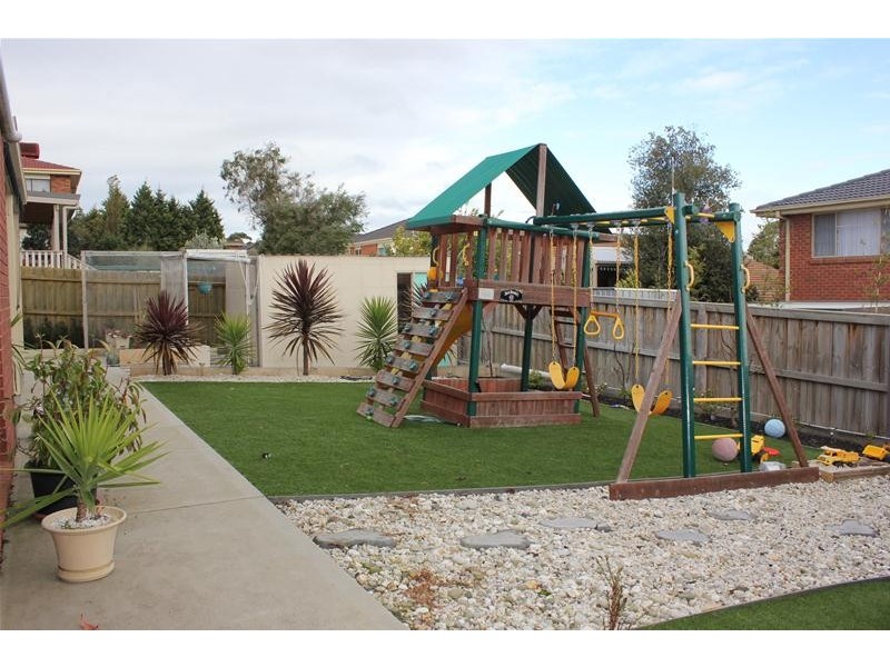 16 Huxley Crescent, Endeavour Hills VIC 3802