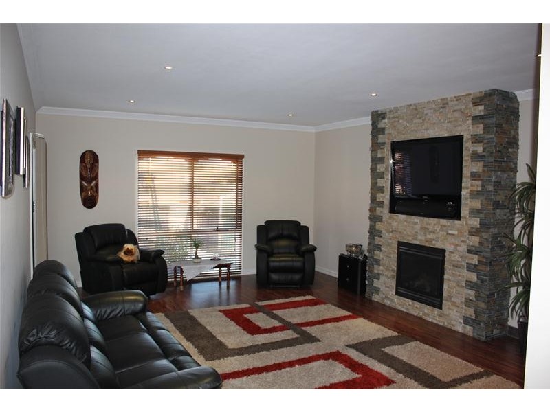 16 Huxley Crescent, Endeavour Hills VIC 3802