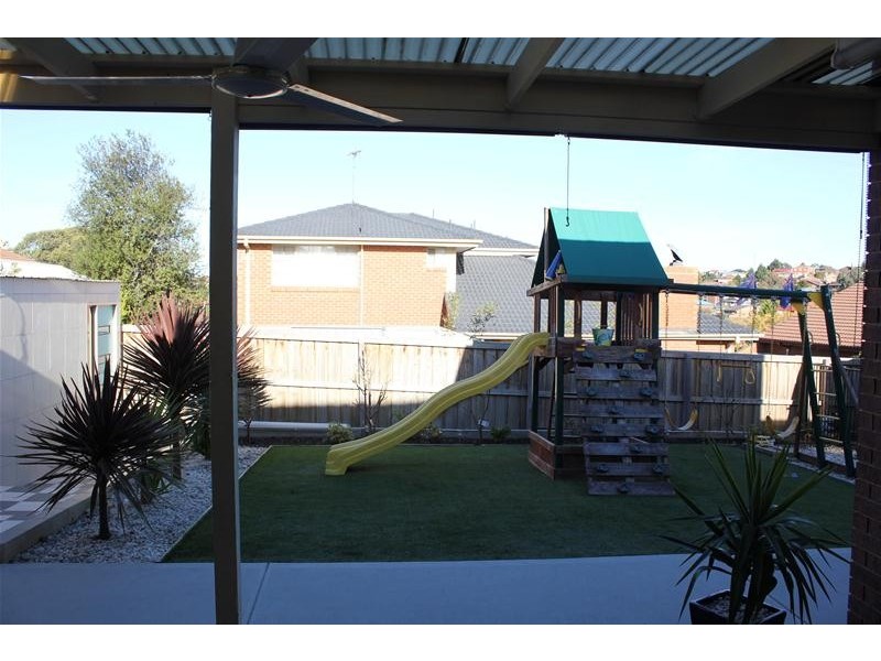 16 Huxley Crescent, Endeavour Hills VIC 3802