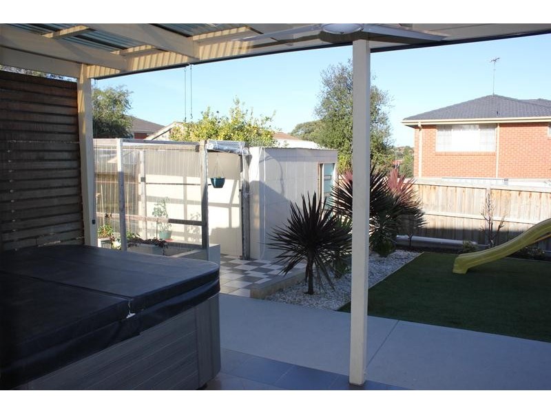 16 Huxley Crescent, Endeavour Hills VIC 3802