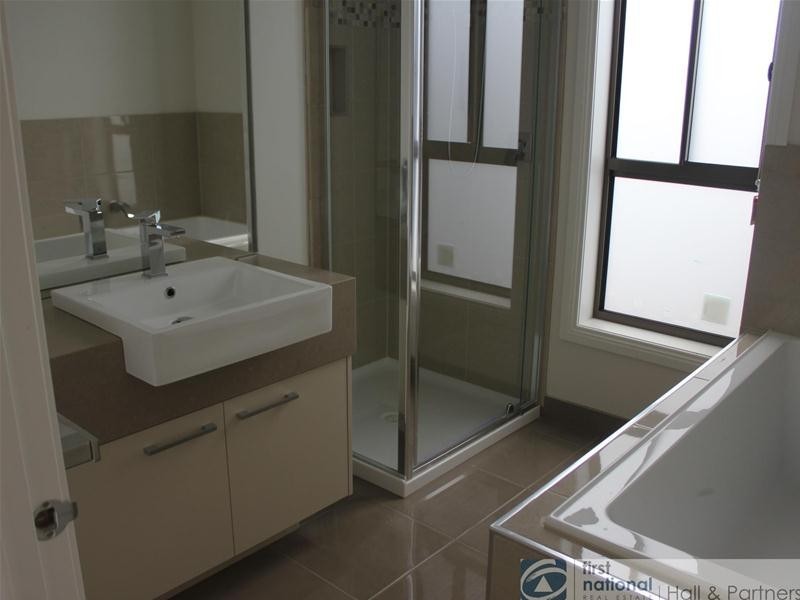 7 Rilana Road, Clyde North VIC 3978