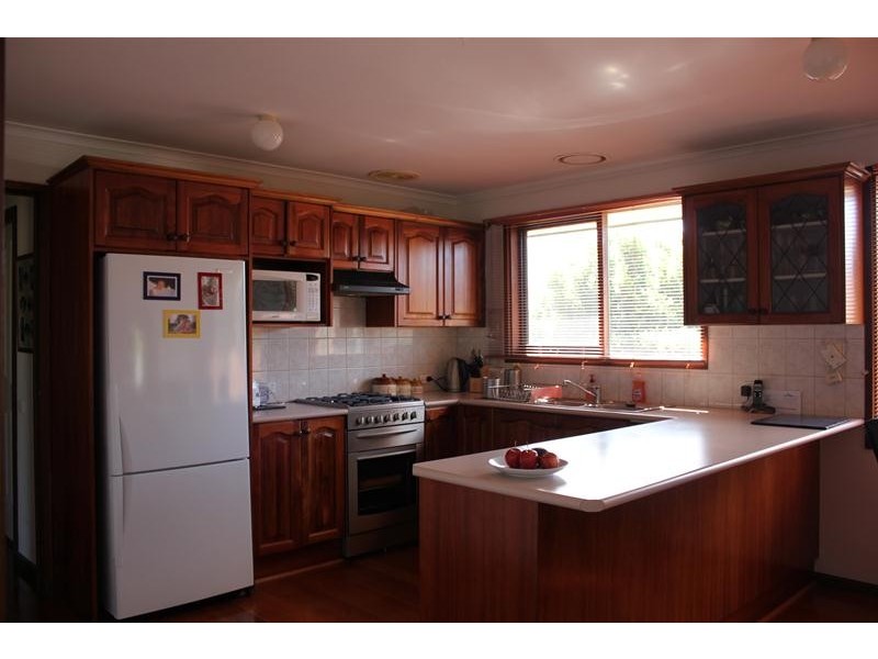 24 Mossgiel Park, Endeavour Hills VIC 3802