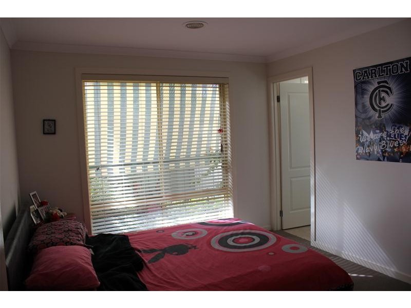 2/11 Rhyl Close, Endeavour Hills VIC 3802