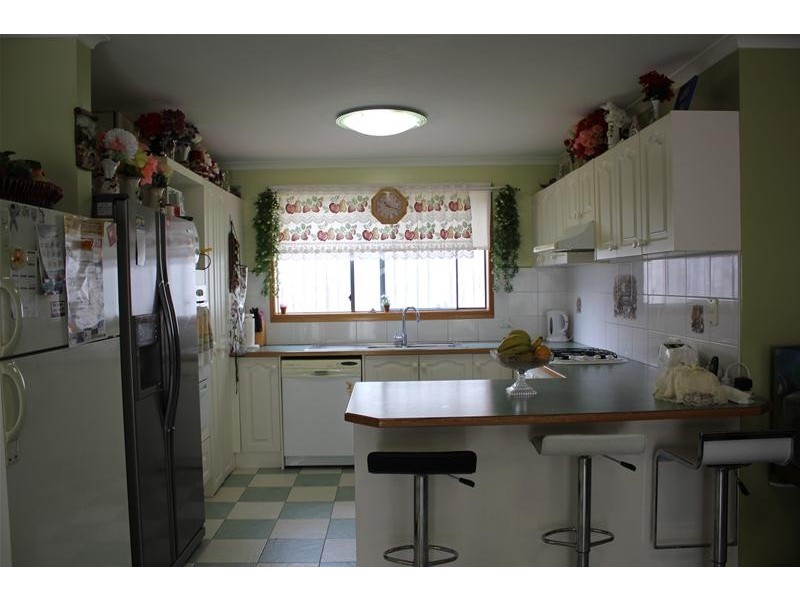 15 Maryrose Crescent, Endeavour Hills VIC 3802