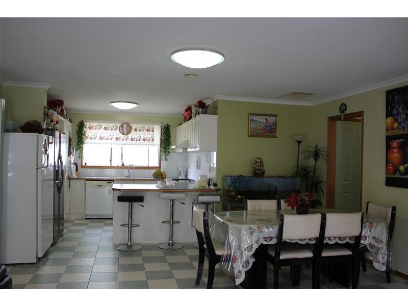 15 Maryrose Crescent, Endeavour Hills VIC 3802