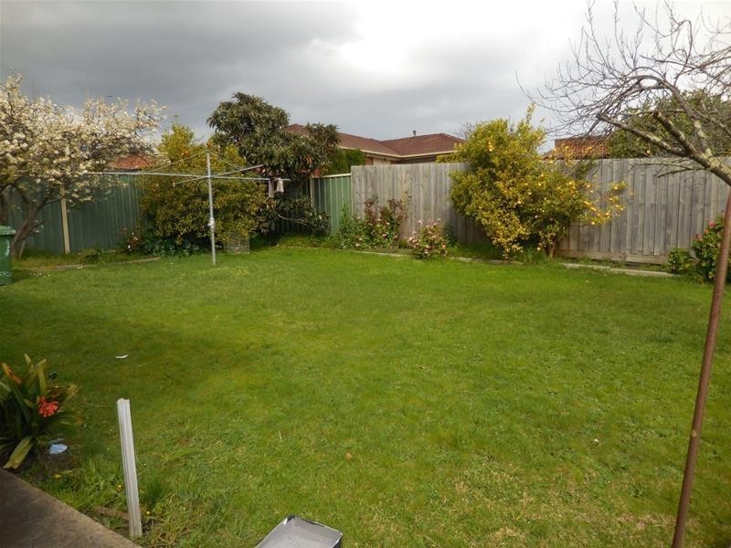 64 Gleneagles Drive, Endeavour Hills VIC 3802