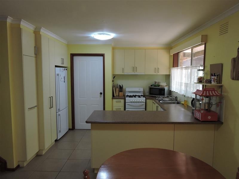 16 Dealbata Avenue, Endeavour Hills VIC 3802