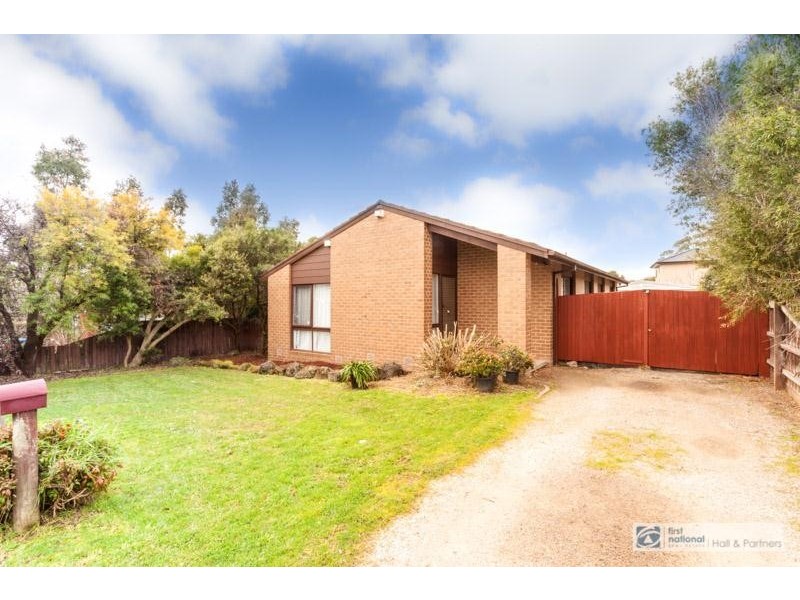 16 Broadwalk Grove, Endeavour Hills VIC 3802