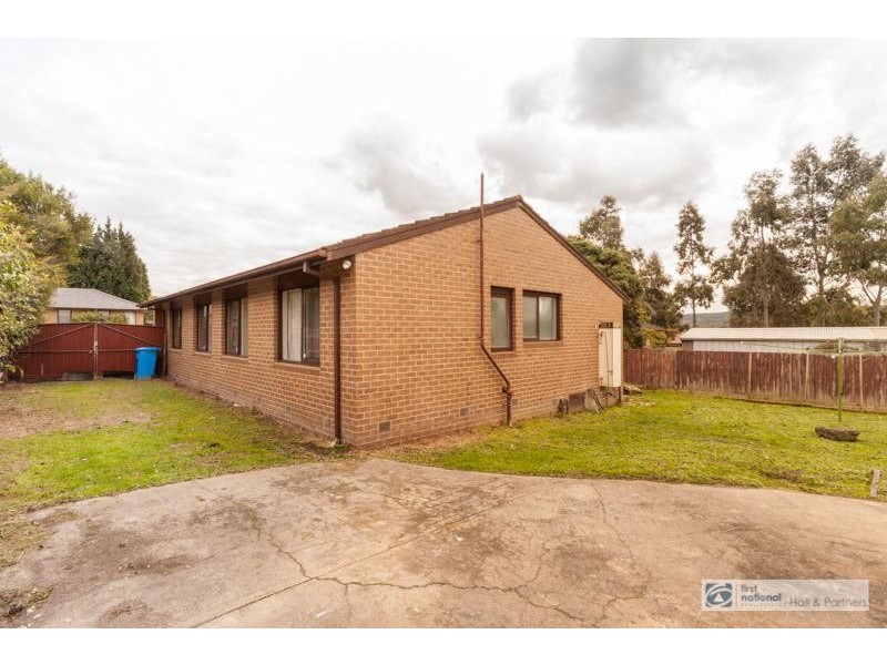 16 Broadwalk Grove, Endeavour Hills VIC 3802