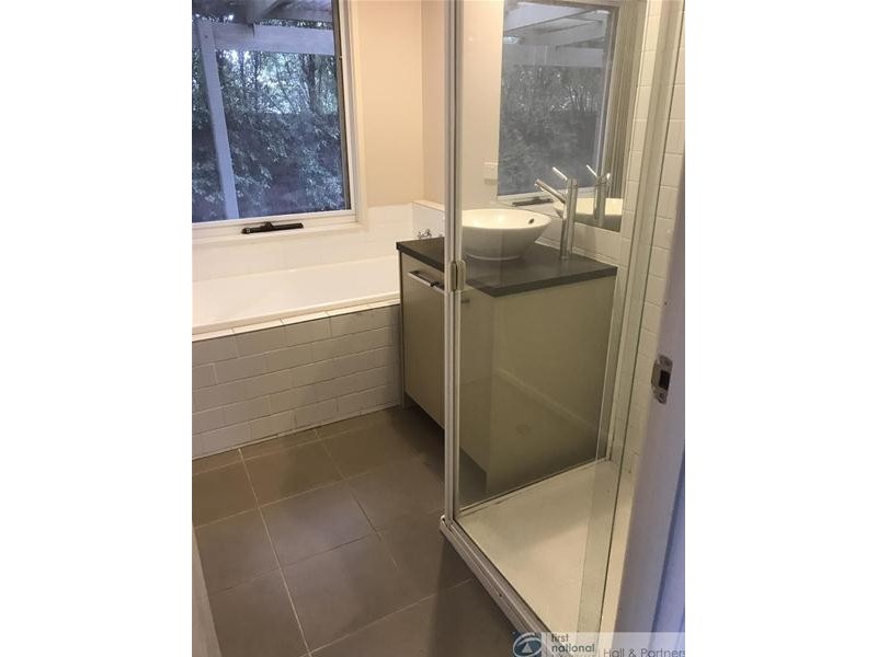 27 Lamont Crescent, Cranbourne VIC 3977