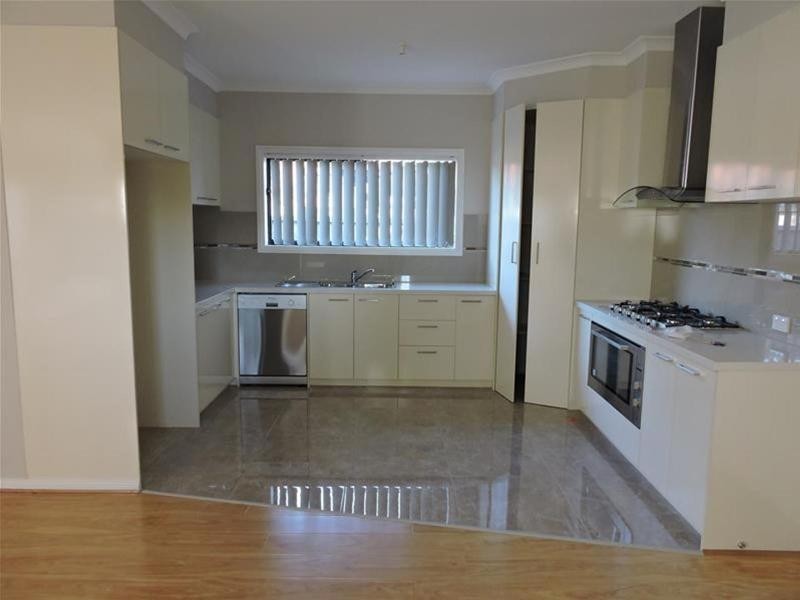 2/10 Mary Street, Hampton Park VIC 3976