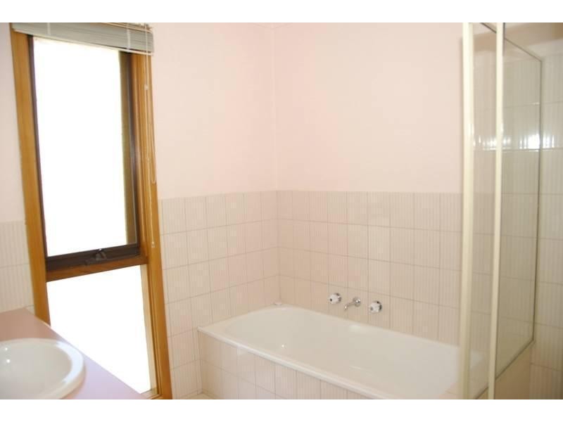 8 Antrim Close, Endeavour Hills VIC 3802