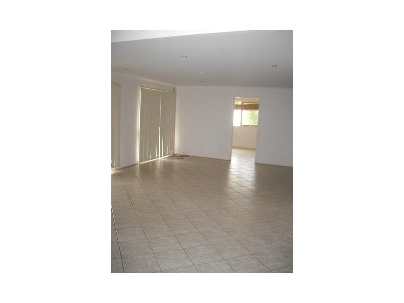 33 Primrose Hills Close, Endeavour Hills VIC 3802