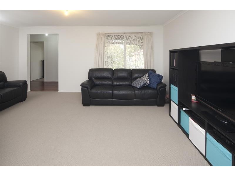 6 Kinloch Gardens, Endeavour Hills VIC 3802