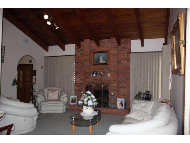 24 Sienna Crescent, Endeavour Hills VIC 3802