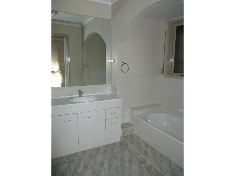 13 Dampier Court, Endeavour Hills VIC 3802