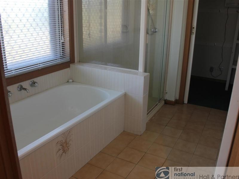 2/15 Arthur Phillip Drive, Endeavour Hills VIC 3802