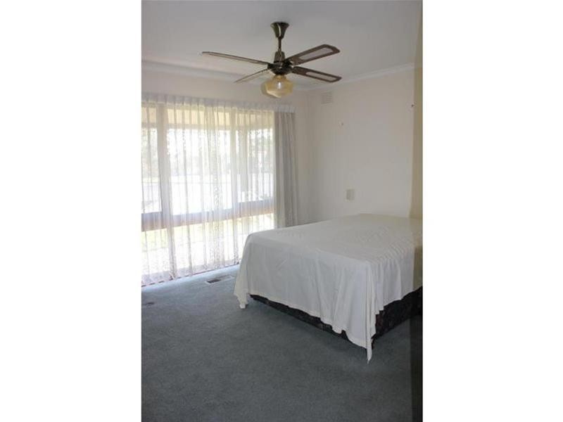 1 Joseph Banks Crescent, Endeavour Hills VIC 3802