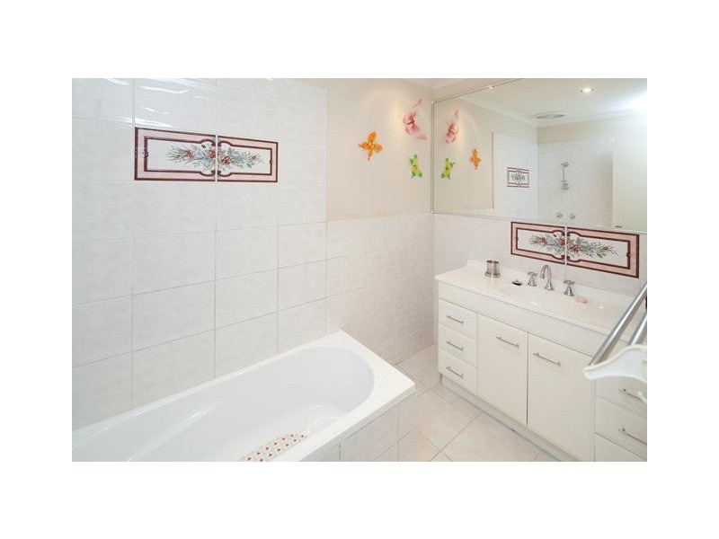 16 Primrose Hill Close, Endeavour Hills VIC 3802