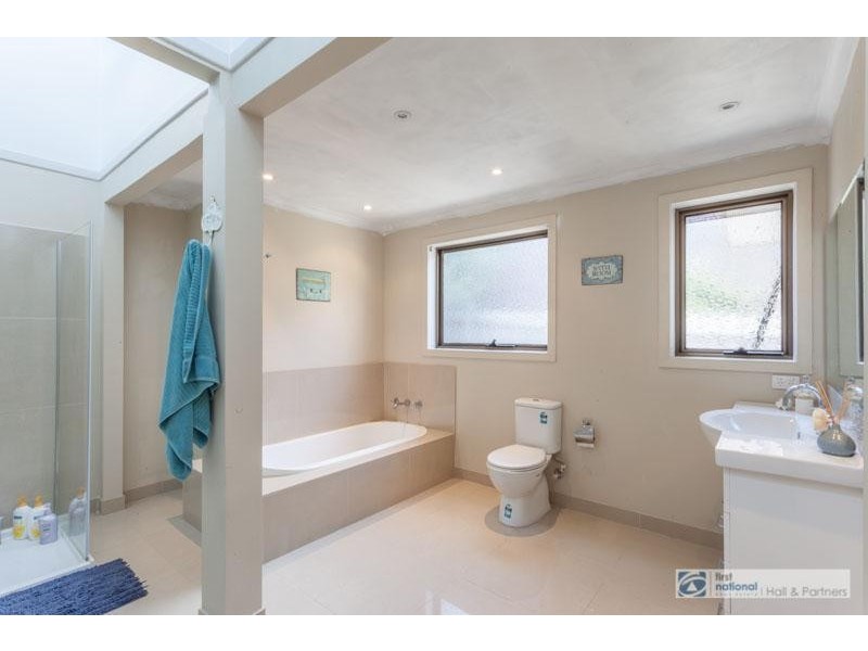 28 Daniel Solander Drive, Endeavour Hills VIC 3802