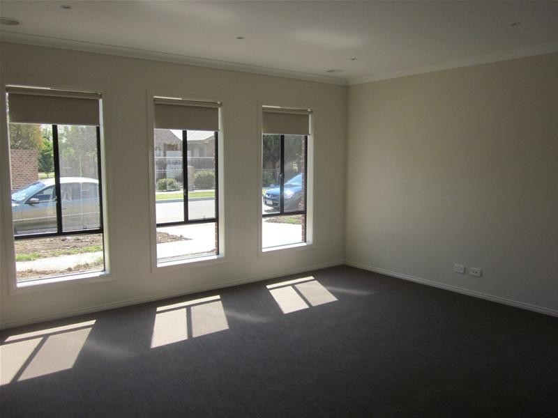 2/27 Kanooka Grove, Doveton VIC 3177