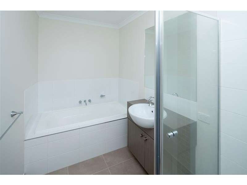 10 Jade Walk, Officer VIC 3809