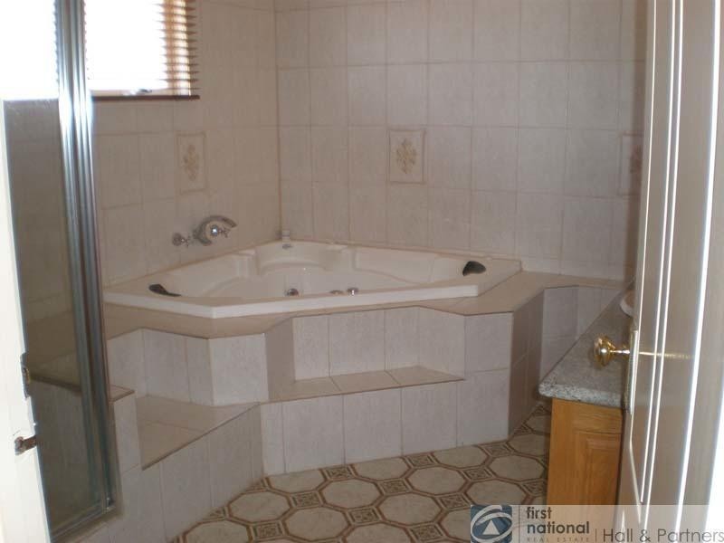 48 Joseph Banks Crescent, Endeavour Hills VIC 3802