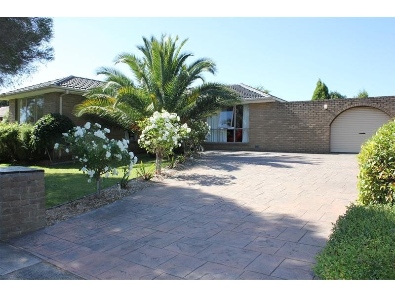 68 Essex Park Drive, Endeavour Hills VIC 3802