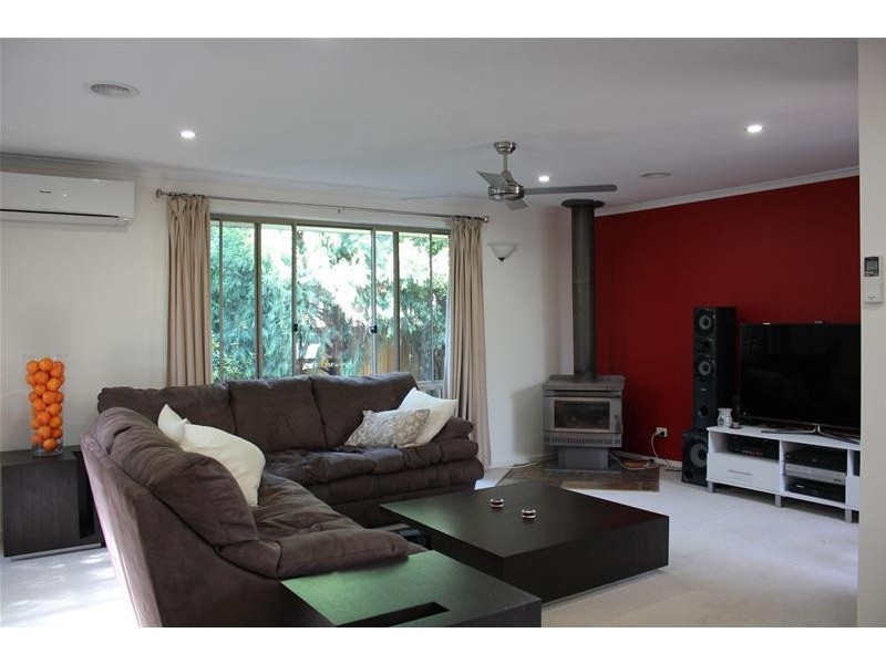 68 Essex Park Drive, Endeavour Hills VIC 3802