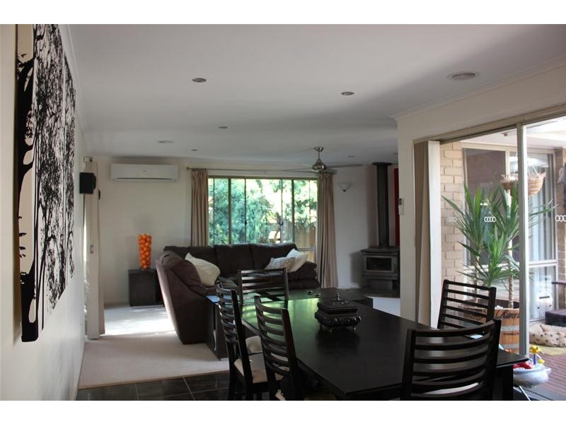 68 Essex Park Drive, Endeavour Hills VIC 3802