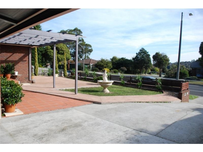 24 John Fawkner Drive, Endeavour Hills VIC 3802