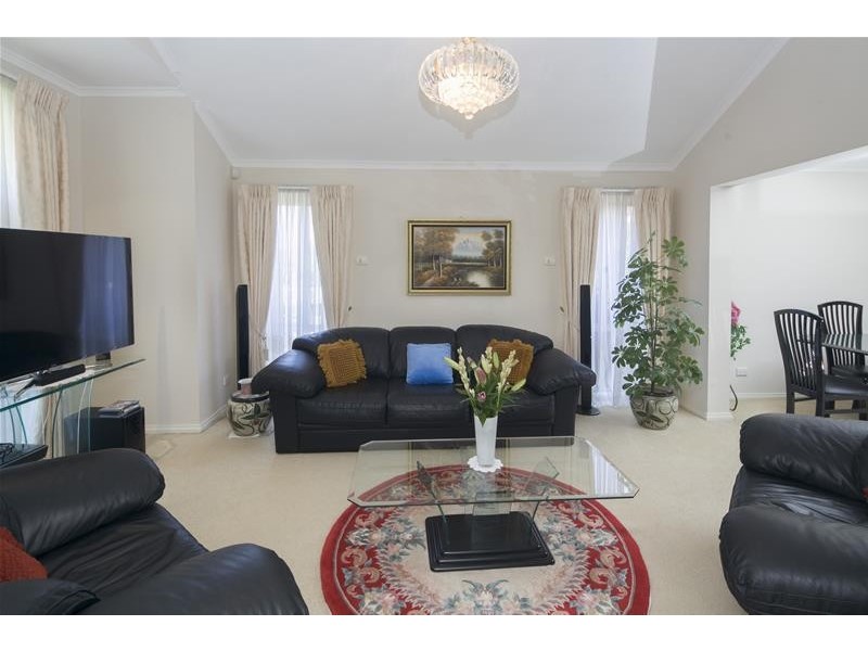 2 Barnsley Drive, Endeavour Hills VIC 3802