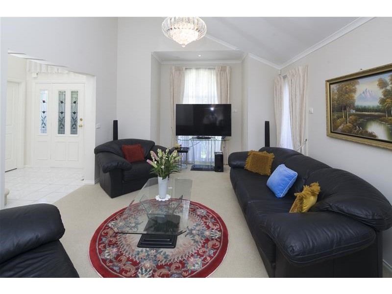 2 Barnsley Drive, Endeavour Hills VIC 3802