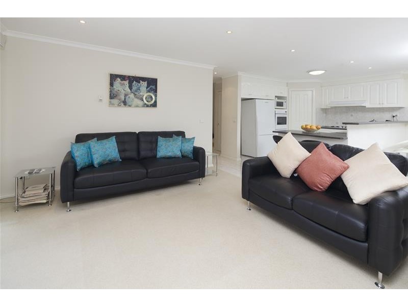 2 Barnsley Drive, Endeavour Hills VIC 3802